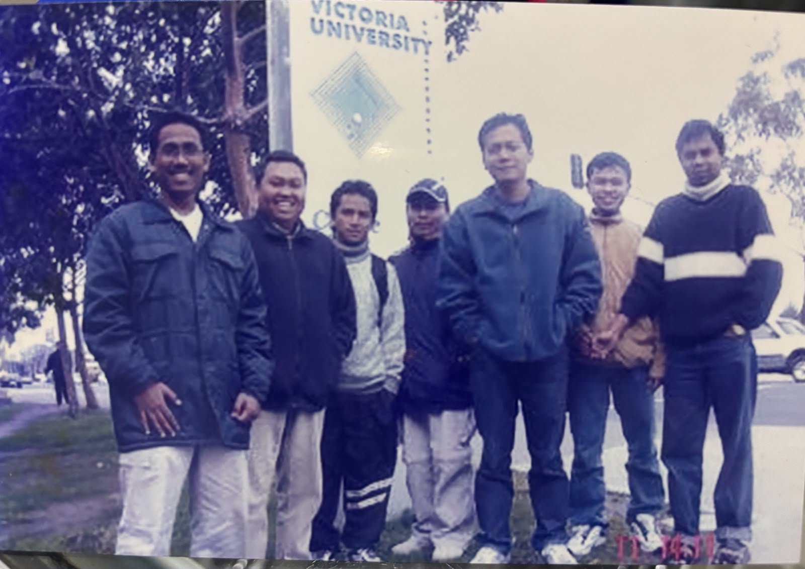 M Basri Jafar, kedua dari kanan, tersenyum lebar